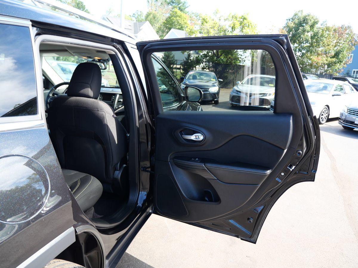 Used 2016 Jeep Cherokee Latitude FWD image 30