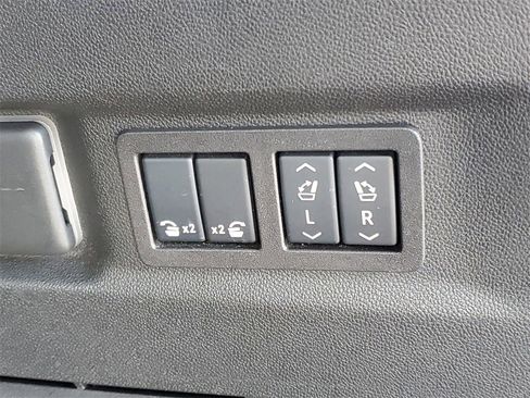 Used 2024 Chevrolet Suburban Premier image 31