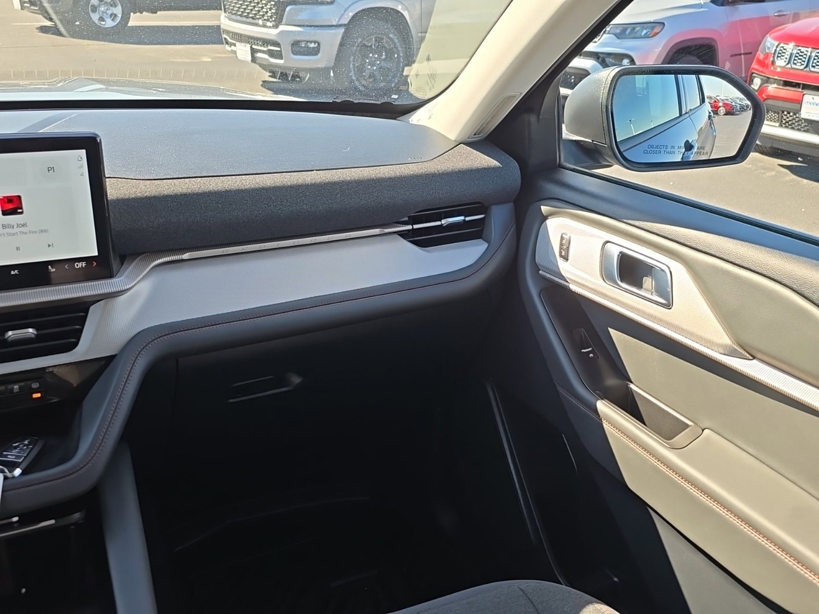 Used 2025 Ford Explorer Active RWD image 18