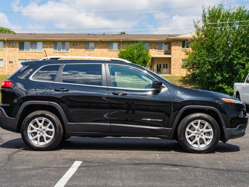 Used 2017 Jeep Cherokee Latitude w/ Cold Weather Group AWD/4WD image 9