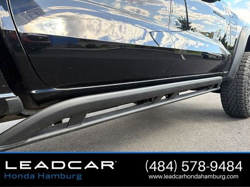 Used 2024 Chevrolet Colorado ZR2 w/ Technology Package AWD/4WD image 17