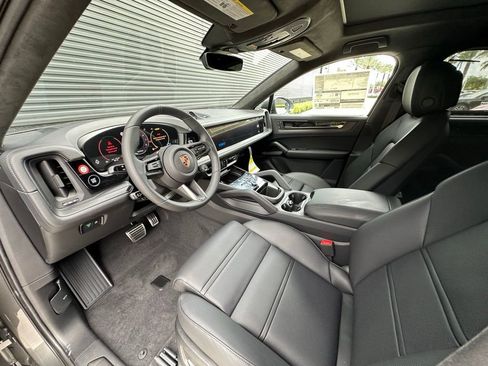 Used 2025 Porsche Cayenne GTS image 4