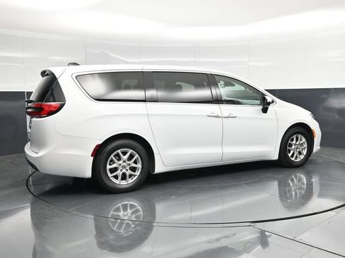 Certified 2023 Chrysler Pacifica Touring-L FWD image 2