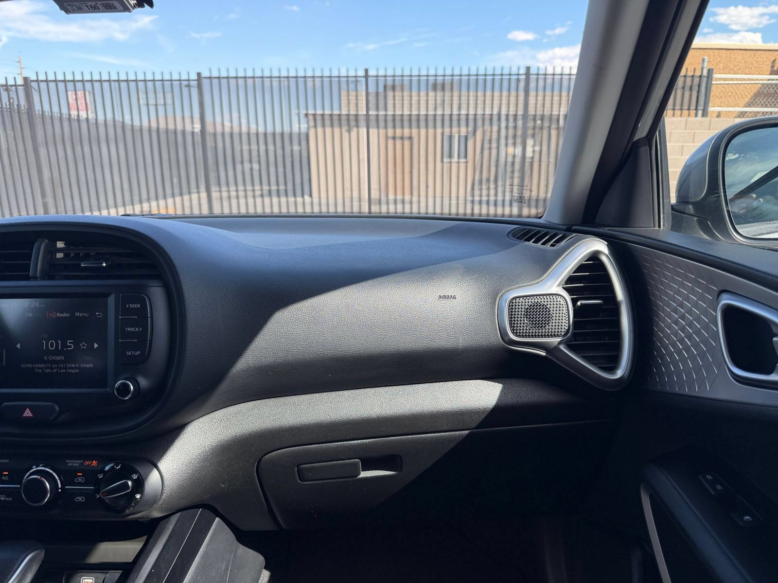 Used 2025 Kia Soul LX w/ LX Technology Package FWD image 32