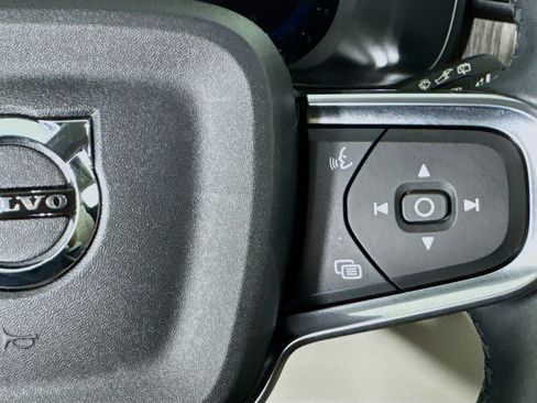 Used 2023 Volvo XC40 B4 Ultimate image 14