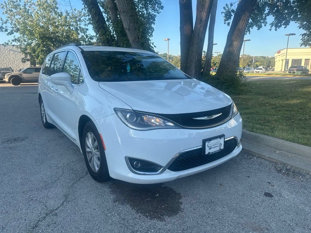 Used 2017 Chrysler Pacifica Touring-L FWD image 10