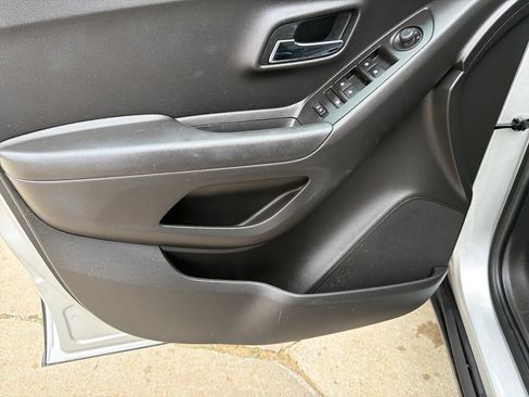 Used 2020 Chevrolet Trax LT w/ Redline Edition AWD/4WD image 10