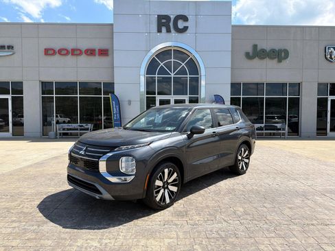 Used 2025 Mitsubishi Outlander SE FWD image 1