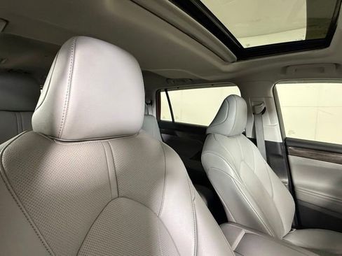 Used 2023 Toyota Highlander Limited FWD image 34
