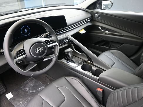 Used 2025 Hyundai Elantra Limited FWD image 22