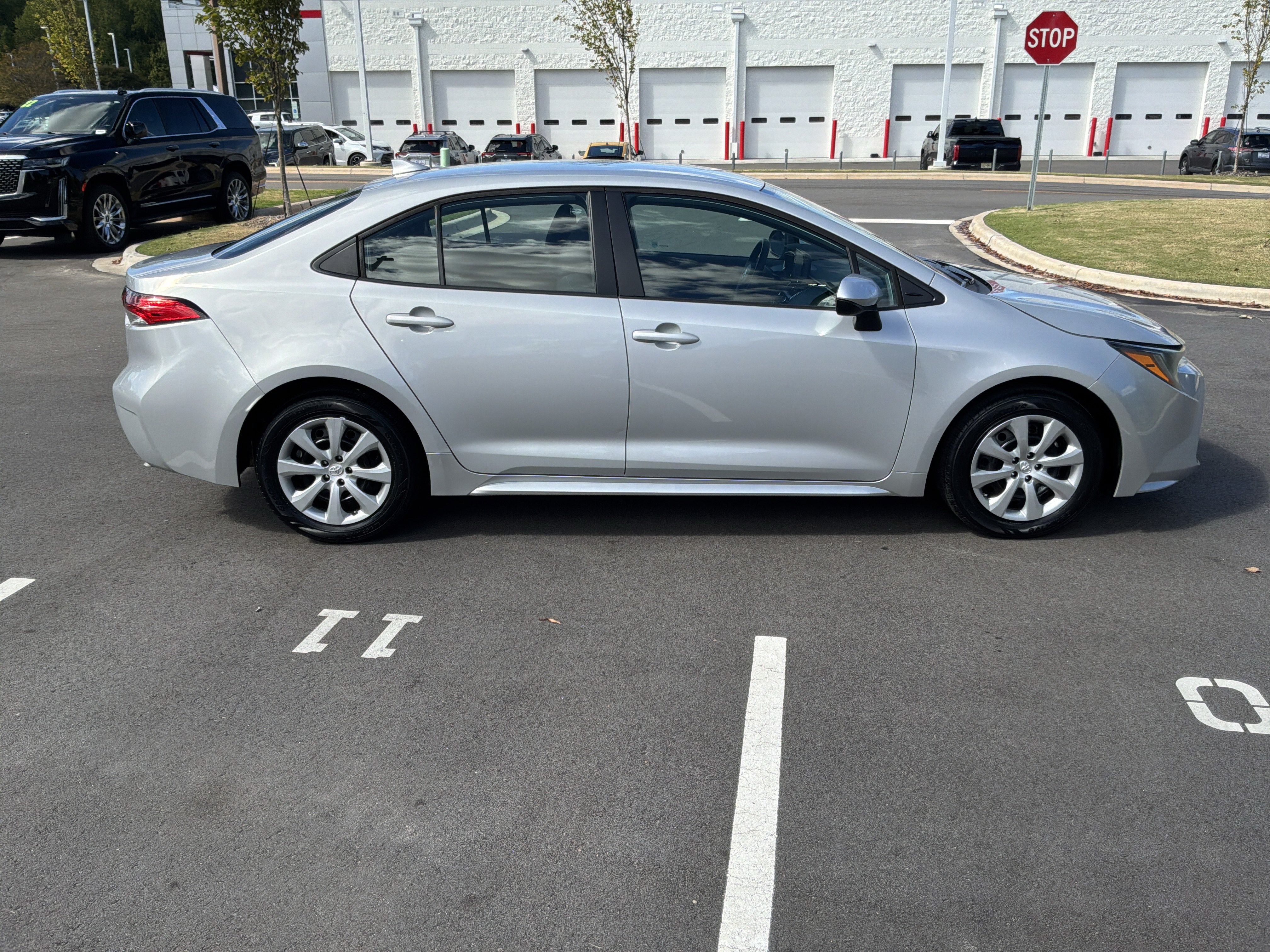 Used 2022 Toyota Corolla LE FWD image 11