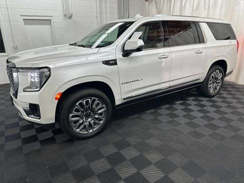 Used 2023 GMC Yukon XL Denali Ultimate AWD/4WD image 5
