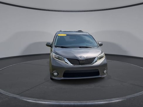 Used 2016 Toyota Sienna SE FWD image 3