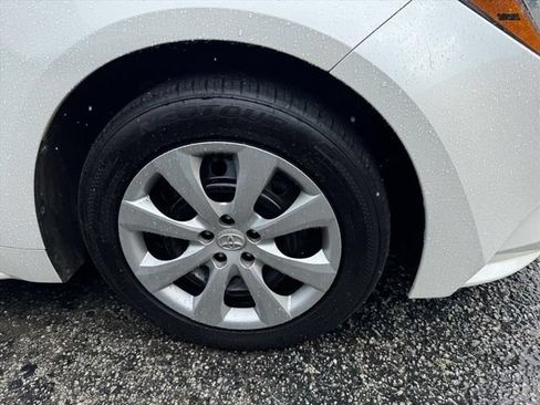 Used 2020 Toyota Corolla LE FWD image 2