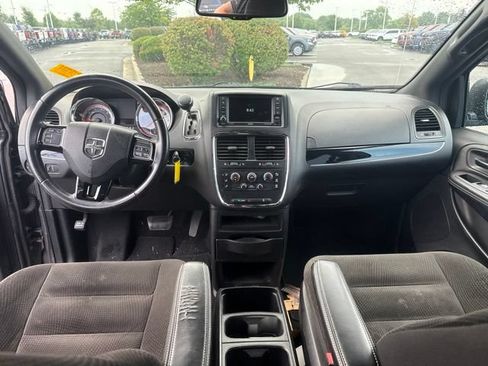 Used 2018 Dodge Grand Caravan SE FWD image 25