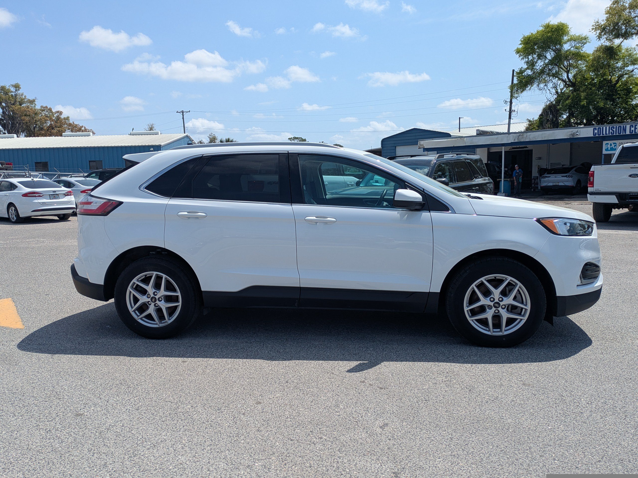 Used 2024 Ford Edge SEL w/ Convenience Package AWD/4WD image 3