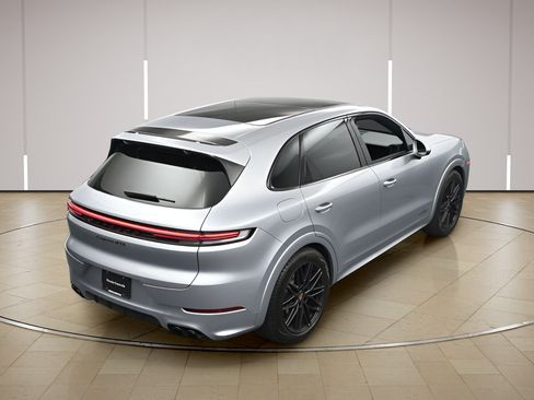 Certified 2025 Porsche Cayenne GTS AWD/4WD image 37
