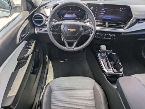 Used 2025 Chevrolet Trax LT FWD image 17