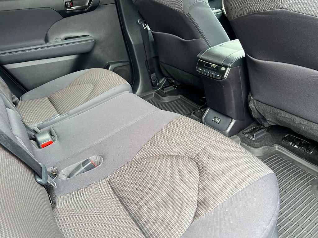 Used 2023 Toyota Highlander LE AWD/4WD image 23
