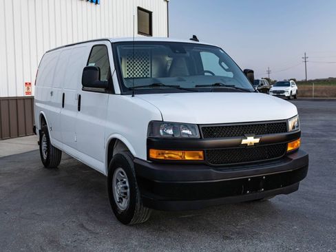 Used 2021 Chevrolet Express 3500 w/ Driver Convenience Package image 4