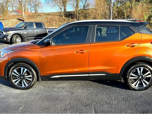 Used 2019 Nissan Kicks SR w/ SR Premium Package image 2