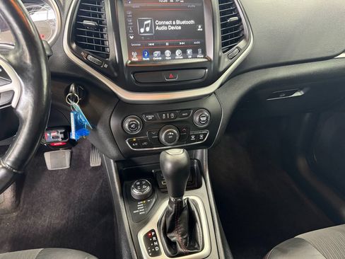 Used 2018 Jeep Cherokee Trailhawk w/ Cold Weather Group AWD/4WD image 19