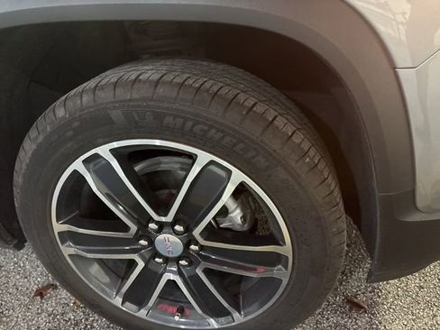 Used 2023 GMC Acadia SLT w/ Technology Package image 4