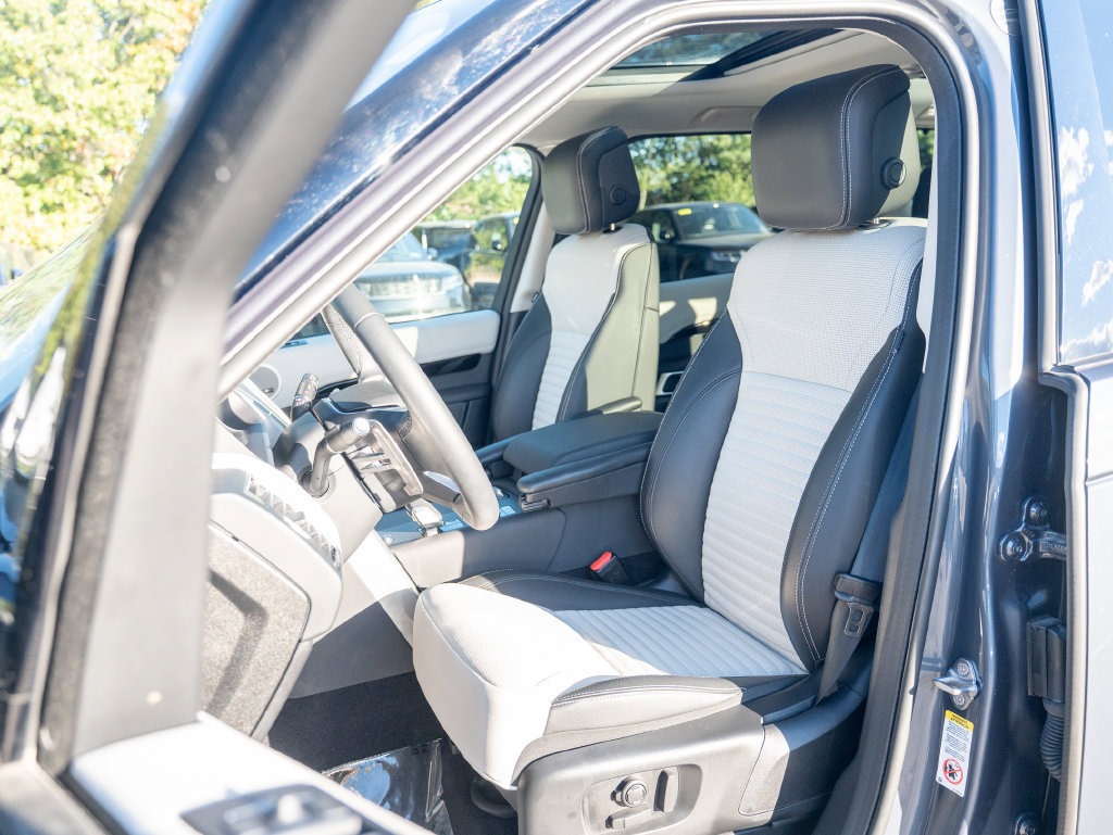 Certified 2025 Land Rover Discovery S AWD/4WD image 20