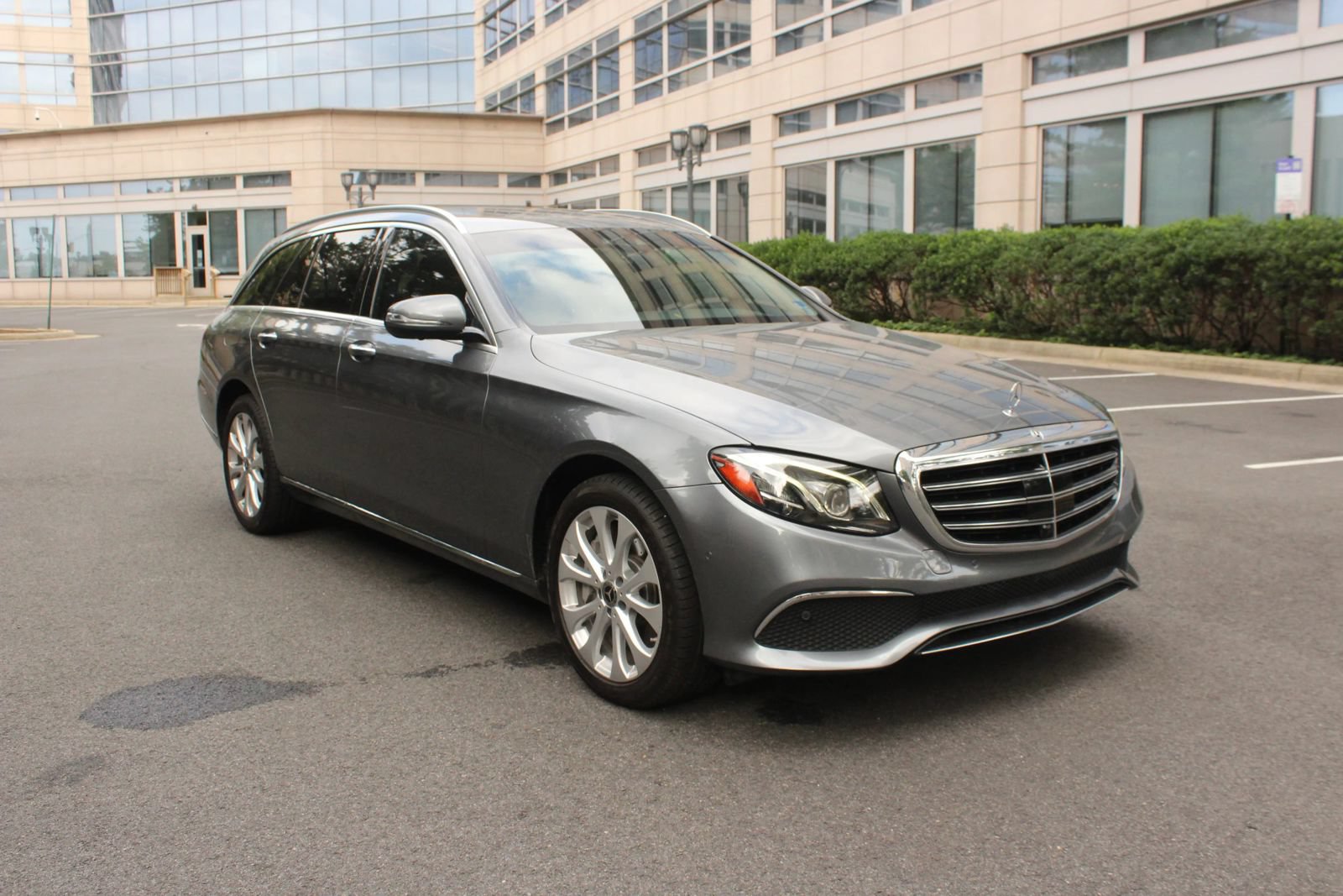 Used 2018 Mercedes-Benz E 400 4MATIC Wagon w/ Premium 3 Package image 1