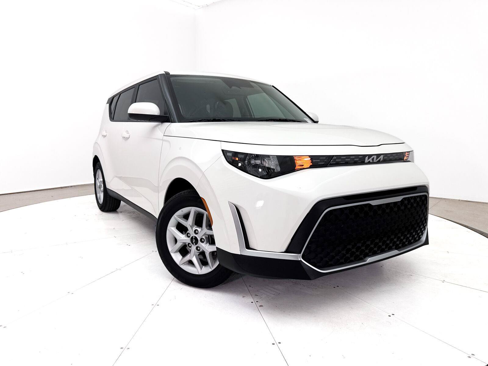 Used 2025 Kia Soul LX w/ LX Technology Package FWD image 1