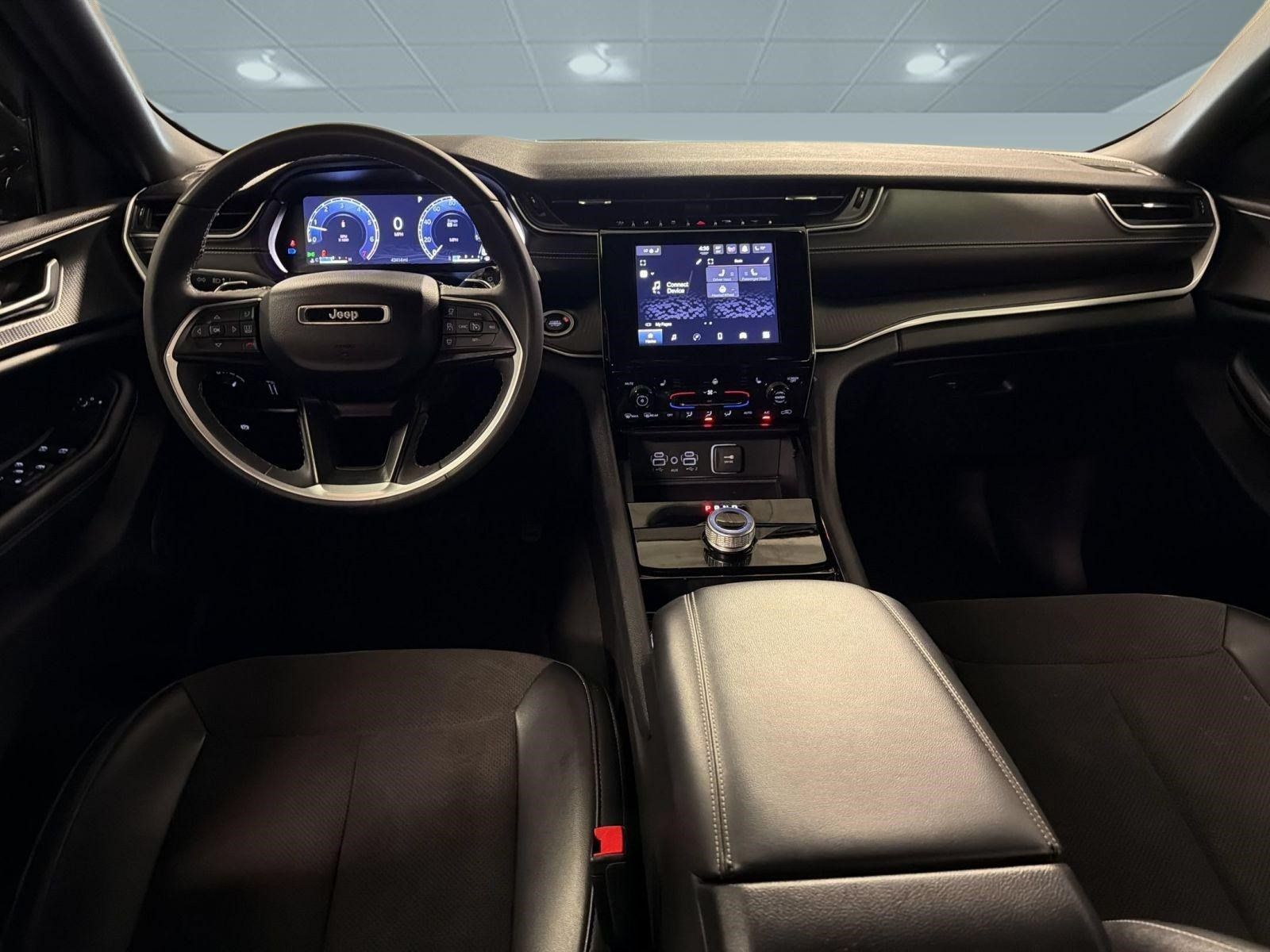 Used 2023 Jeep Grand Cherokee Altitude AWD/4WD image 16