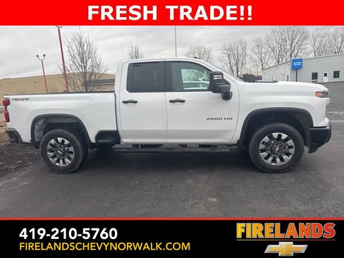 Used 2024 Chevrolet Silverado 2500 Custom w/ Custom Value Package image 4