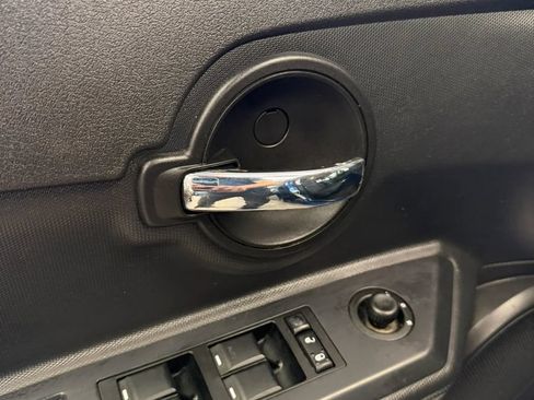 Used 2010 Dodge Avenger SXT FWD image 16