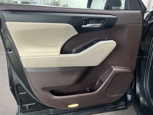 Used 2021 Toyota Highlander XLE image 14