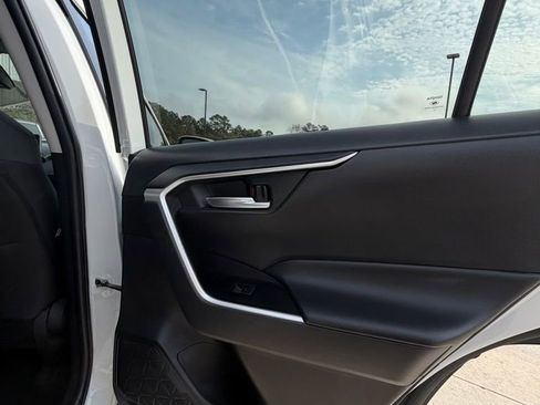 Used 2022 Toyota RAV4 XLE image 17