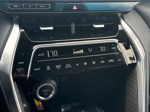 Used 2024 Toyota Venza XLE image 23