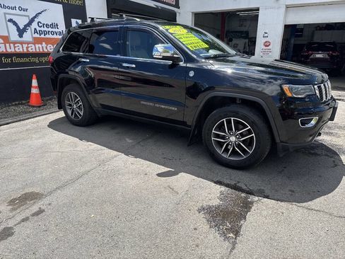 Used 2017 Jeep Grand Cherokee Limited w/ Luxury Group II AWD/4WD image 3
