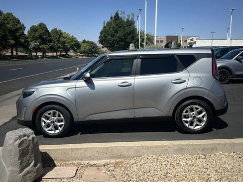 Used 2023 Kia Soul LX w/ LX Technology Package FWD image 6