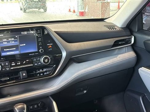 Certified 2021 Toyota Highlander XLE FWD image 16