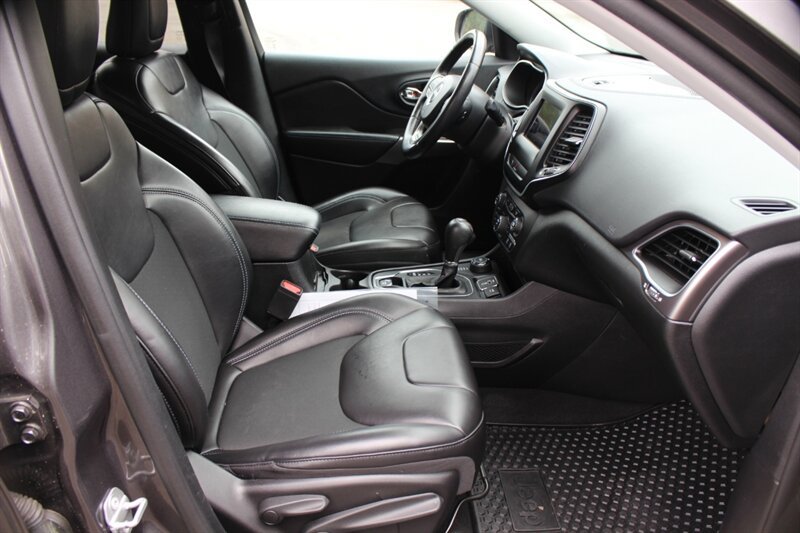 Used 2019 Jeep Cherokee Latitude Plus w/ Cold Weather Group AWD/4WD image 18
