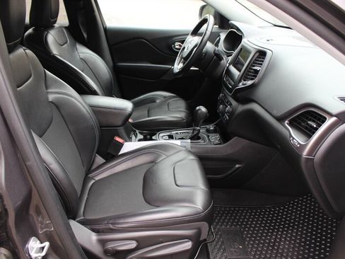 Used 2019 Jeep Cherokee Latitude Plus w/ Cold Weather Group AWD/4WD image 18
