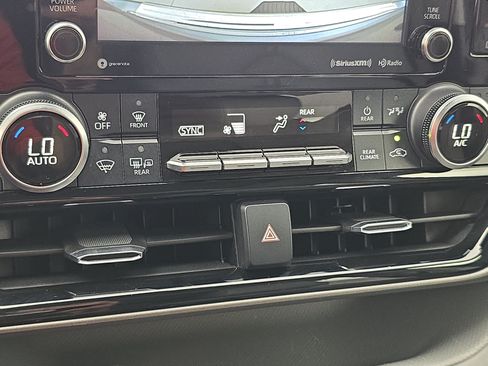 Used 2020 Toyota Highlander XLE AWD/4WD image 24