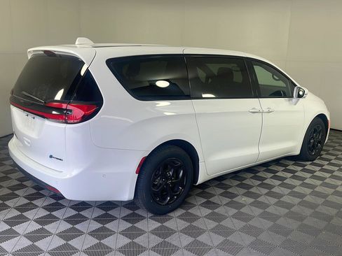 Used 2022 Chrysler Pacifica Limited w/ Uconnect Theater Family Group FWD image 6