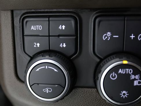 Used 2021 Chevrolet Tahoe Z71 w/ Luxury Package AWD/4WD image 27