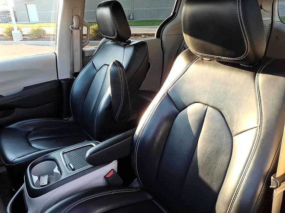 Used 2023 Chrysler Pacifica Touring-L FWD image 16