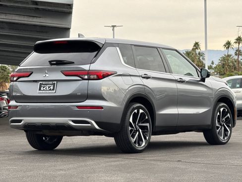 Used 2024 Mitsubishi Outlander SE Black Edition image 3