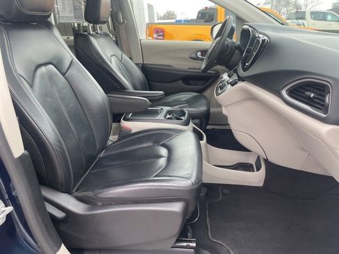 Used 2022 Chrysler Pacifica Touring-L image 16