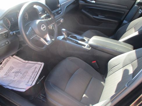 Used 2024 Nissan Altima 2.5 SV FWD image 4