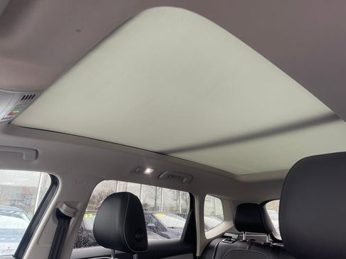 Certified 2023 Volkswagen Taos SE w/ Panoramic Sunroof Package image 17