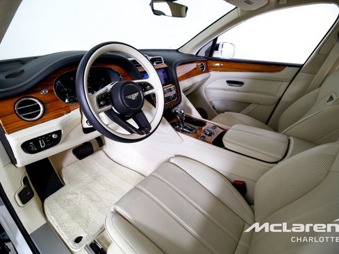 Used 2023 Bentley Bentayga Plug-In Hybrid AWD/4WD image 12